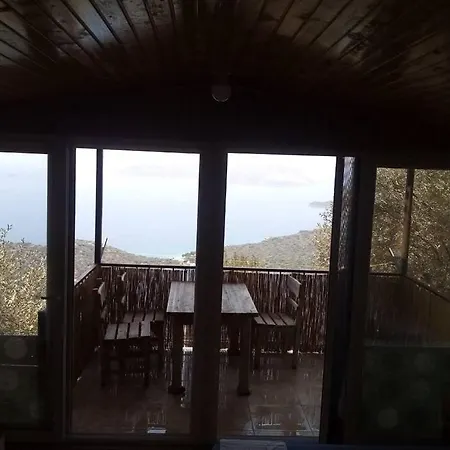 Шале Deniz Manzarali Doganin Icerisinde Ahsap Ev *